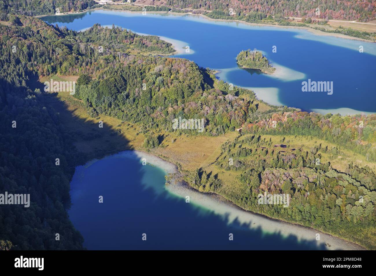 Frankreich, Jura, Jura-Massiv, regionaler Naturpark Haut Jura, Le Frasnois, Blick vom belvedere auf die 4 Seen des kleinen und großen Maclu, Ilay und Narlay (Luftaufnahme) Stockfoto