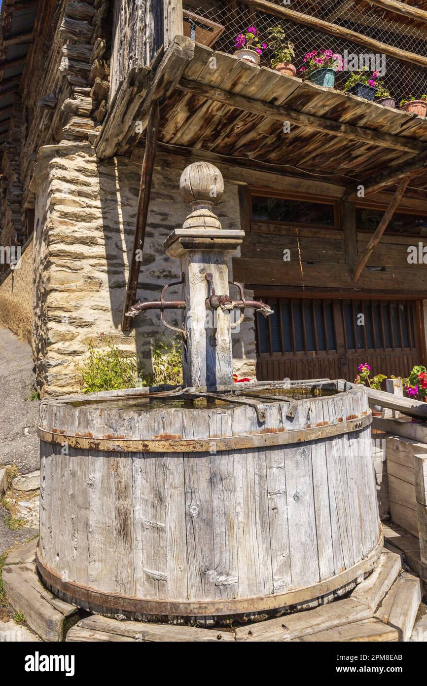 Frankreich, Hautes-Alpes, der regionale Naturpark Queyras, Saint Veran, beschriftet mit Les Plus Beaux Villages de France, die am höchsten bewohnte Stadt Europas (2042 m), Brunnen aus Lärchenholz mit einem runden Teil des Tino, der als Trinktrog für die Tiere diente Stockfoto