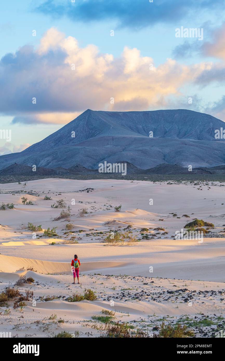 Spanien, Kanarische Inseln, Fuerteventura, Dünen des Naturparks Corralejo, Montaña Roja im Hintergrund Stockfoto