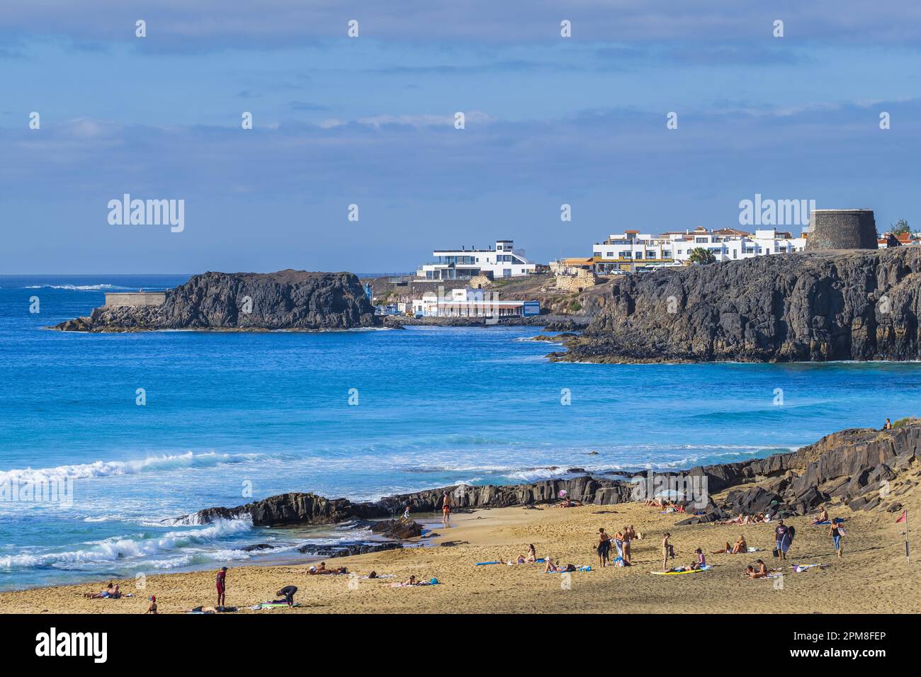 Spanien, Kanarische Inseln, Fuerteventura, El Cotillo, Piedra Playa, Castillo El Toston im Hintergrund Stockfoto