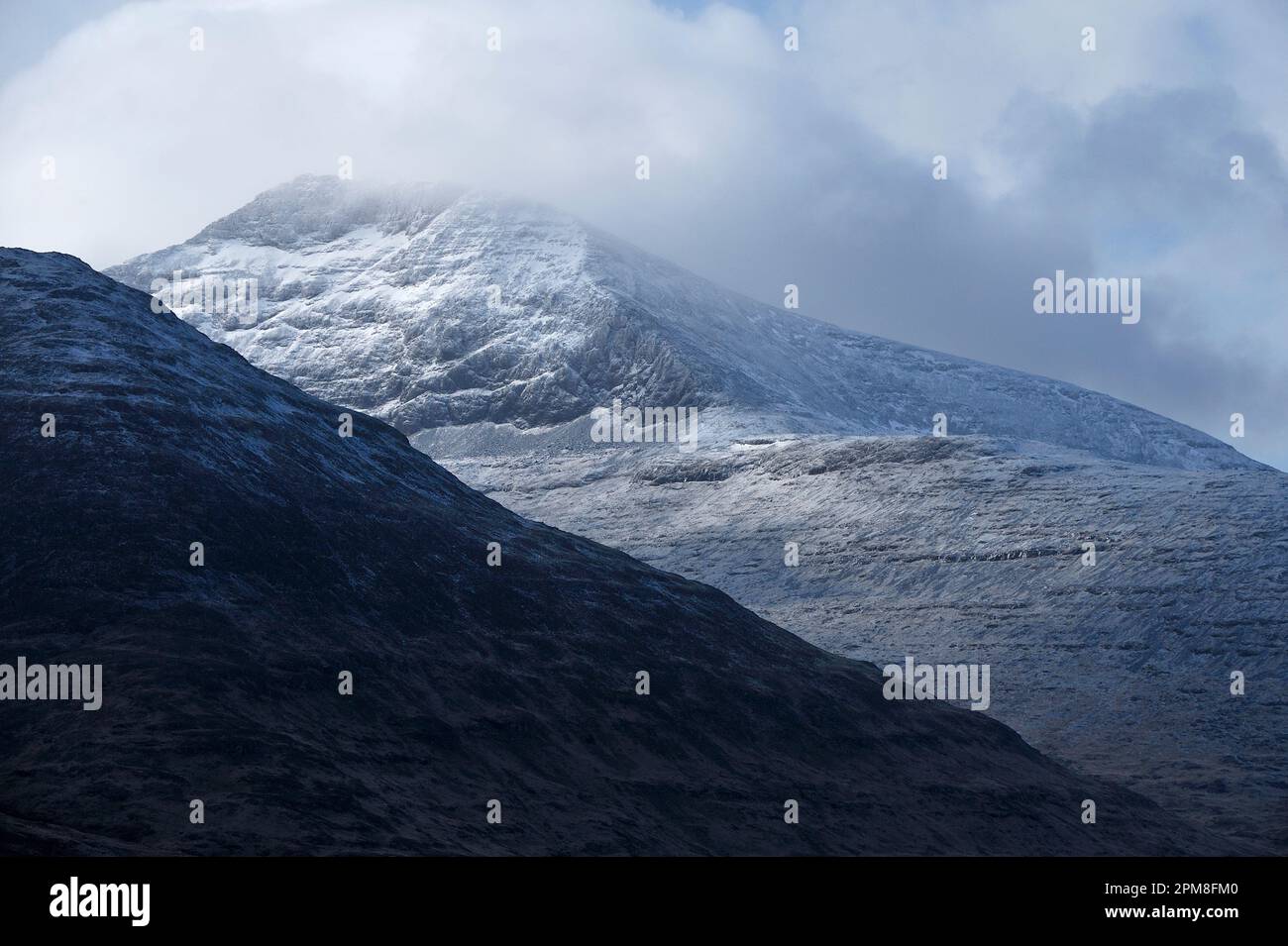 Blick auf den schneebedeckten Berg Ben More. Auf einer Höhe von 966m m ist es der höchste Berg und der einzige Munro auf der Insel Mull. Stockfoto