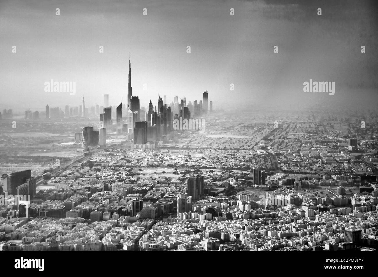 Vereinigte Arabische Emirate, Dubai, Center. Hintergrund Finanzzentrum und Burj Khalifa, das höchste Gebäude der Welt. Antenne. Schwarzweißbild. Stockfoto