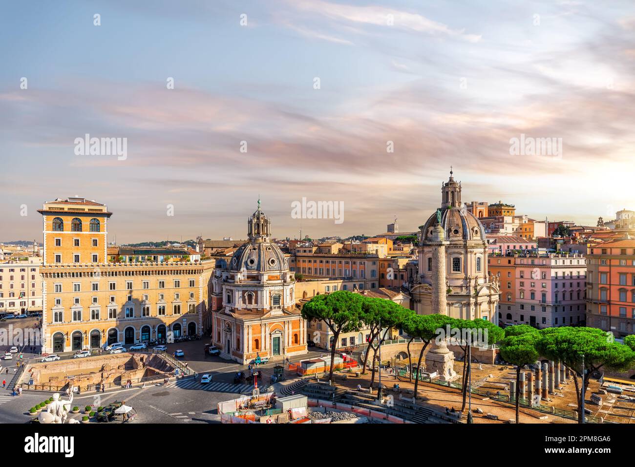 Blick auf die Basilika Ulpia, Trajan's Forum und Trajan's Column aus Vittoriano, Rom, Italien Stockfoto