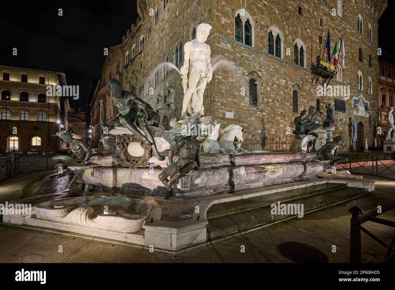 Nachtaufnahme des beleuchteten Neptun-Brunnens auf der Piazza della Signoria, vor dem Palazzo Vecchio, Fontana del Nettuno, Florenz Stockfoto