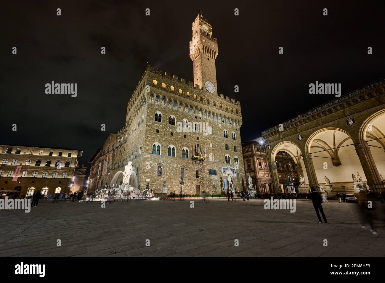 Nachtaufnahme des beleuchteten Palazzo Vecchio, Piazza della Signoria, Florenz, Toskana, Italien Stockfoto