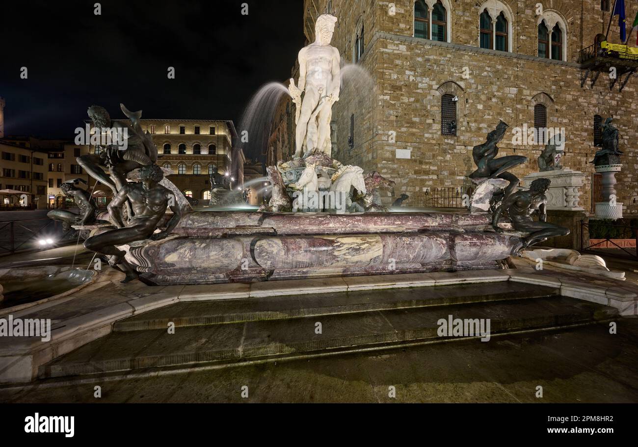 Nachtaufnahme des beleuchteten Neptun-Brunnens auf der Piazza della Signoria, vor dem Palazzo Vecchio, Fontana del Nettuno, Florenz Stockfoto
