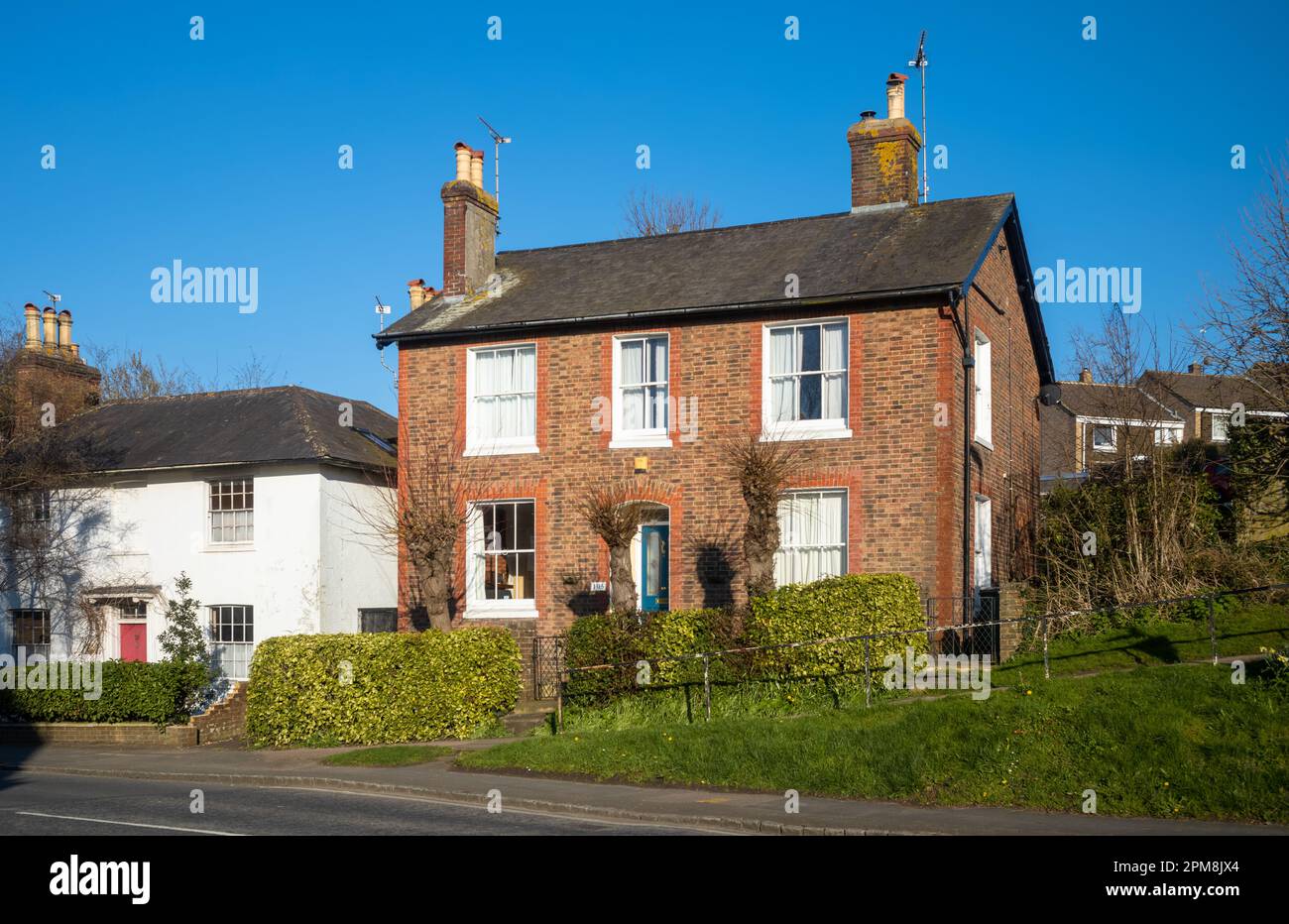 Ein viktorianisches Haus mit doppelter Fassade aus dem Jahr 1870 im Dorf Billingshurst, West Sussex, Großbritannien. Stockfoto
