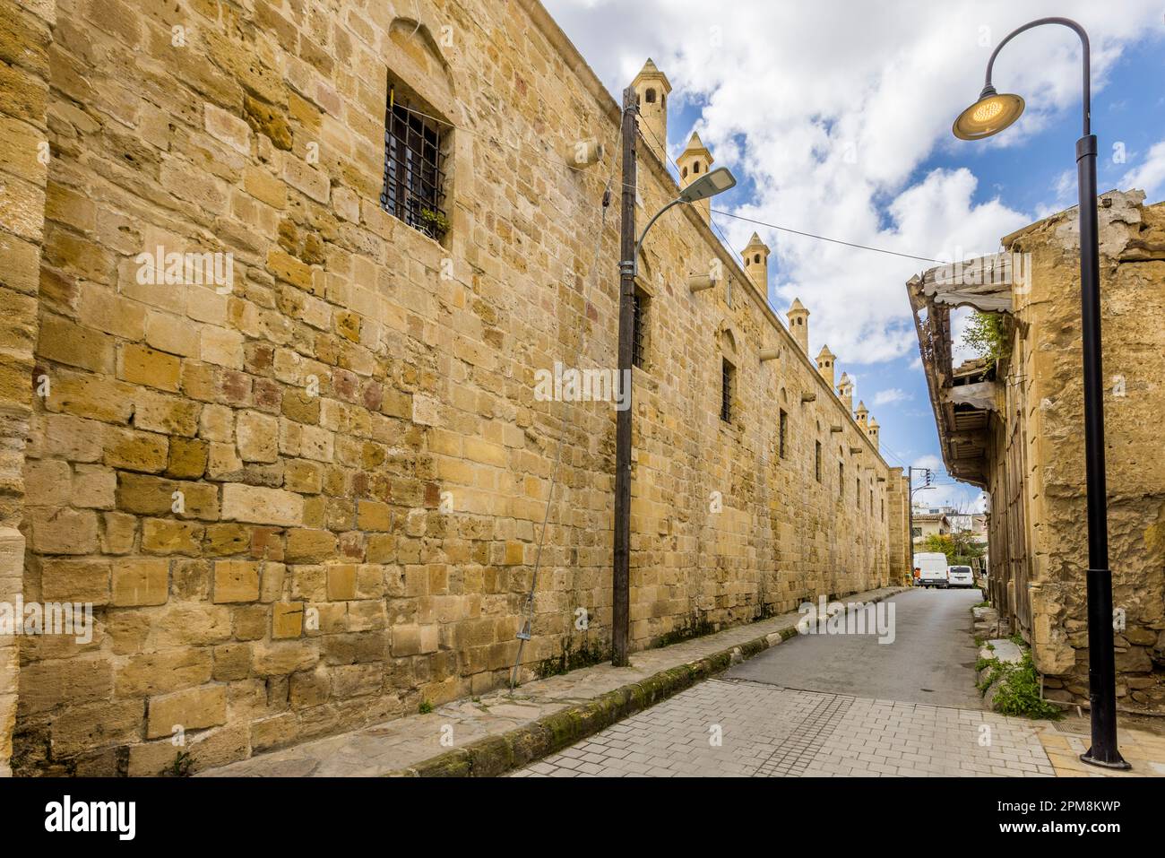 Außenwand von Büyük Han, Great Inn, dem größten Caravanserai in Zypern. Gut sichtbar sind die kleinen Schornsteine. Die 68 Zimmer im oberen Stockwerk dienten als Schlafräume und hatten einen eigenen Kamin. Nikosia, Zypern Stockfoto