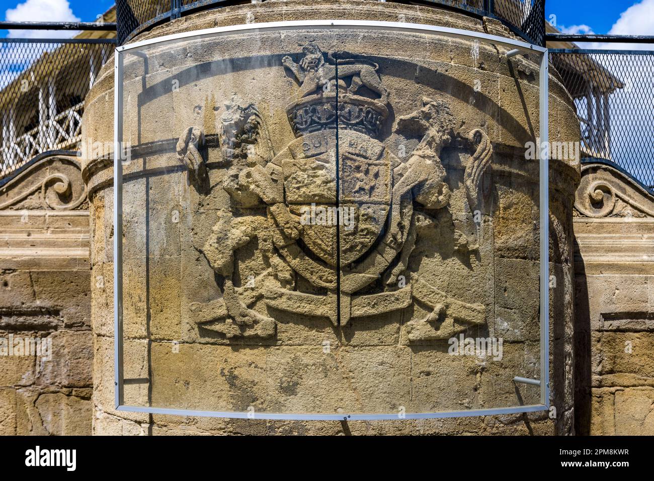 Gedenktafel mit dem britischen Königlichen Wappen zur Erinnerung an die Krönung von Elizabeth II. Im Jahr 1953. Am Brunnen vor dem ehemaligen britischen Gerichtsgebäude. Lefkoşa Türk Belediyesi, Zypern Stockfoto