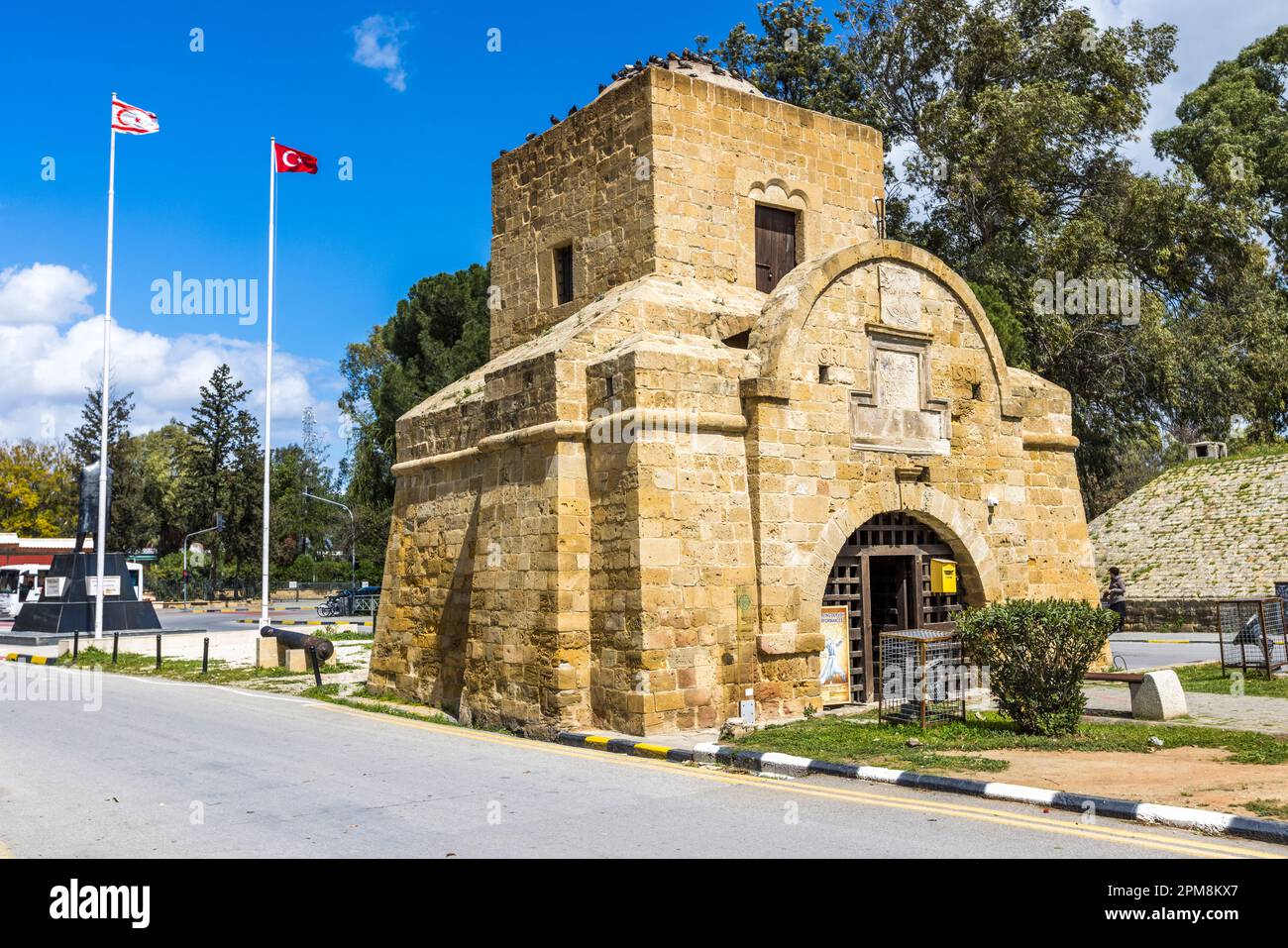 Das Kyrenia-Tor im Norden von Nikosia ist eines von drei Toren der Stadtmauer, die 1562 von den Venezianern erbaut wurde. Im Jahr 1931 wurde während der britischen Kolonialzeit die Mauer um das Tor entfernt, um den Fahrzeugverkehr zu betreten. Lefkoşa Türk Belediyesi, Zypern Stockfoto