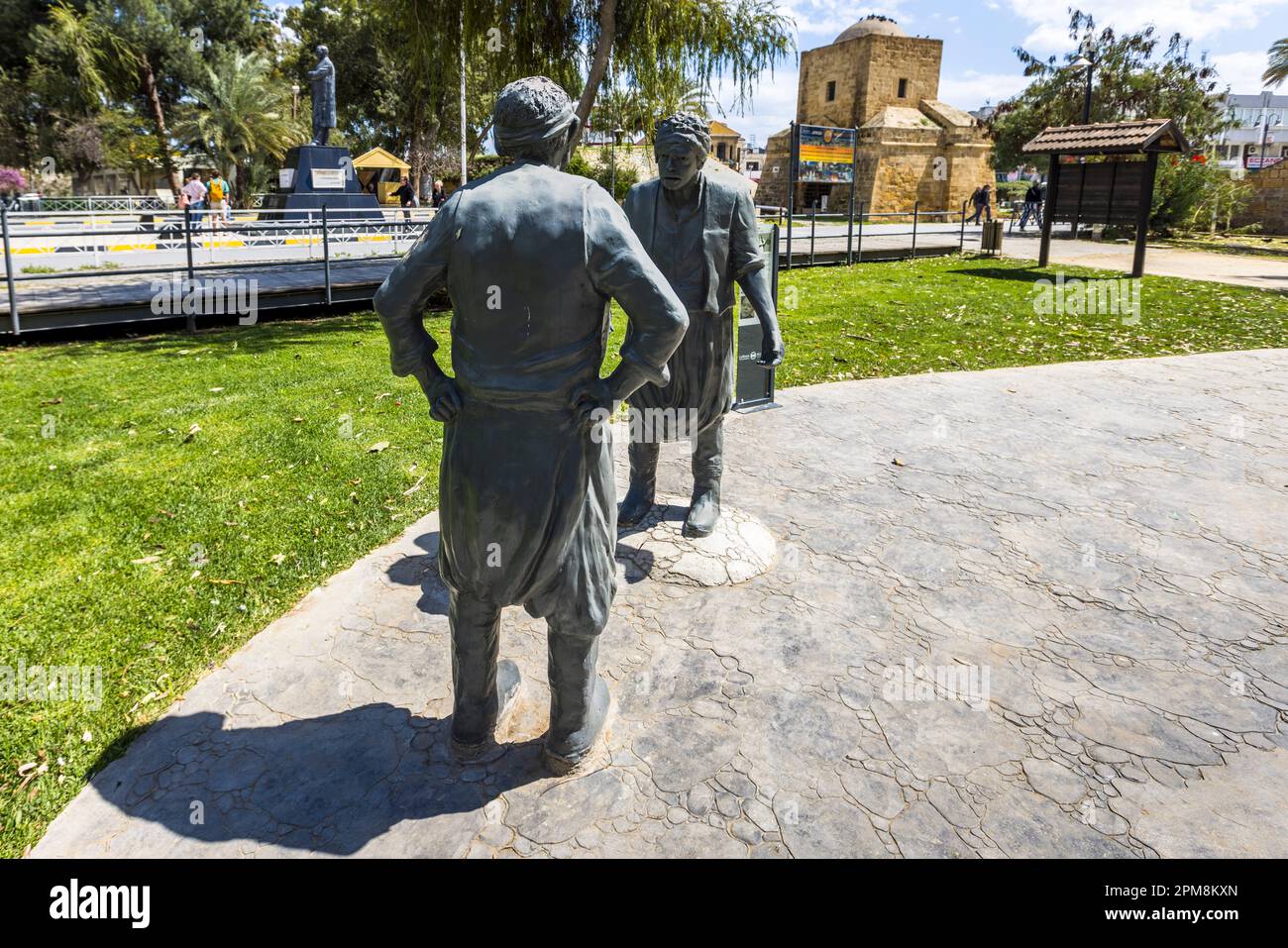 Alikko und Caher sind zwei Zeichen eines erfolgreichen Radioprogramms. Die Skizzen, die sich um 1964 auf das tägliche Leben in Nordzypern konzentrierten, waren bei den Zyprern im in- und Ausland sehr beliebt. Die Sketche wurden von Kemal Tunc, einem bekannten Schauspieler Zyperns, geschrieben und auch als Schauspiel inszeniert. Die Skulpturen der beiden Schauspieler wurden vom Künstler Sevcan Cerkez entworfen. Lefkoşa Türk Belediyesi, Zypern Stockfoto