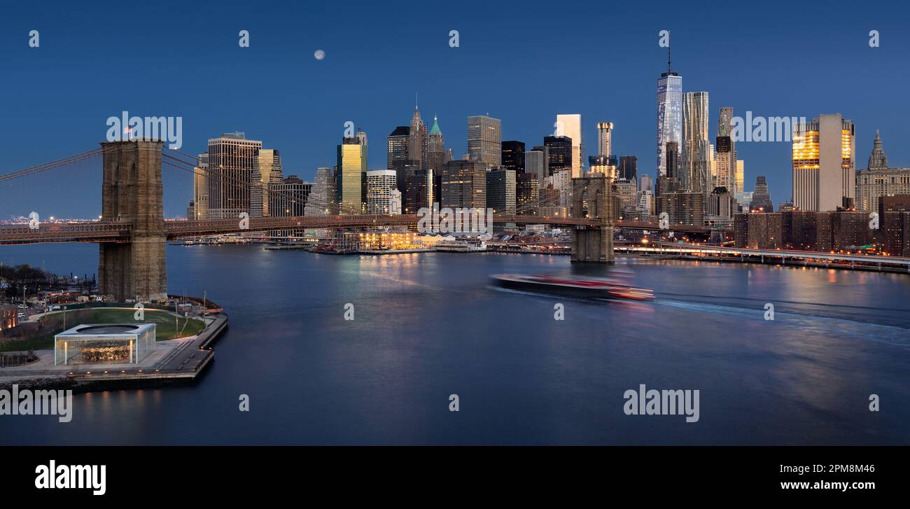 Stadtbild der Brooklyn Bridge und Wolkenkratzer des Financial District bei Mondaufgang. Lower Manhattan, New York City Stockfoto