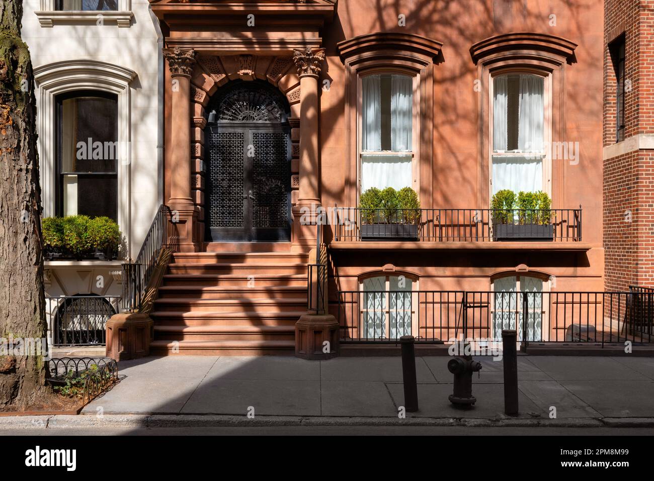 Typisches Brownstone mit treppenstufen zum Eingang in Brooklyn Heights, New York City Stockfoto