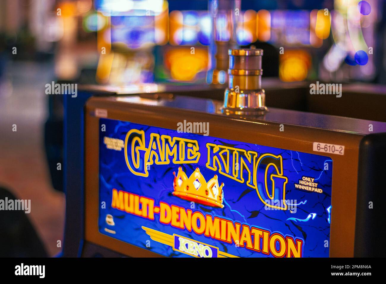 Entdecken Sie die glitzernde Spielautomat Game King im Riverside Resort Hotel & Casino, Laughlin, NV, die mit einem atemberaubenden Bokeh-Effekt im Hintergrund eingefangen wurde. Stockfoto