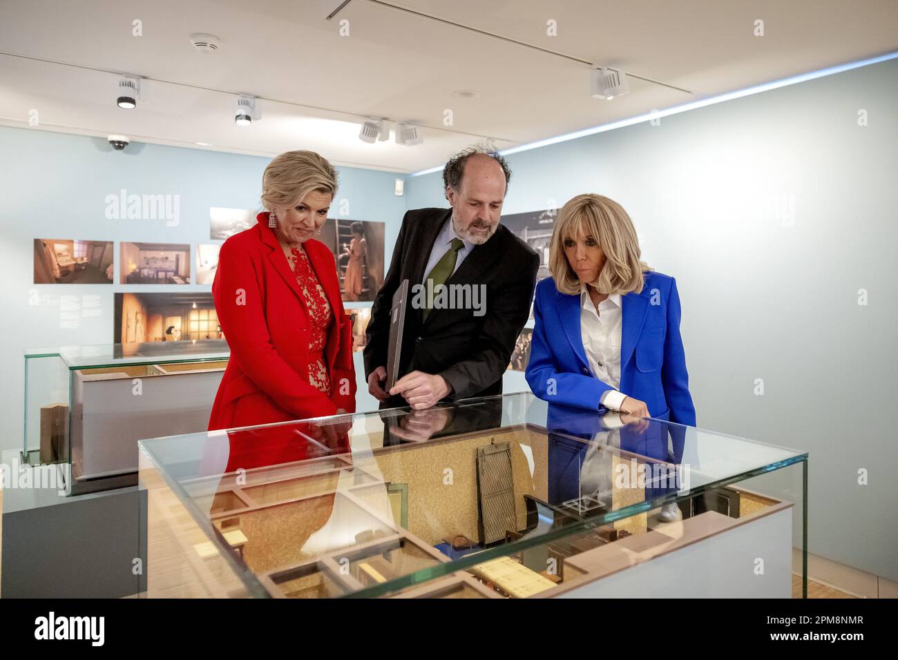 Amsterdam, Niederlande. 12. April 2023. AMSTERDAM - die französische First Lady Brigitte Macron (r) und Königin Maxima sehen ein Modell bei einem Besuch im Anne-Frank-Haus. Das französische Präsidentschaftspaar besucht die Niederlande für zwei Tage. ANP POOL ROBIN VAN LONKHUIJSEN niederlande Out - belgien Out Credit: ANP/Alamy Live News Credit: ANP/Alamy Live News Stockfoto