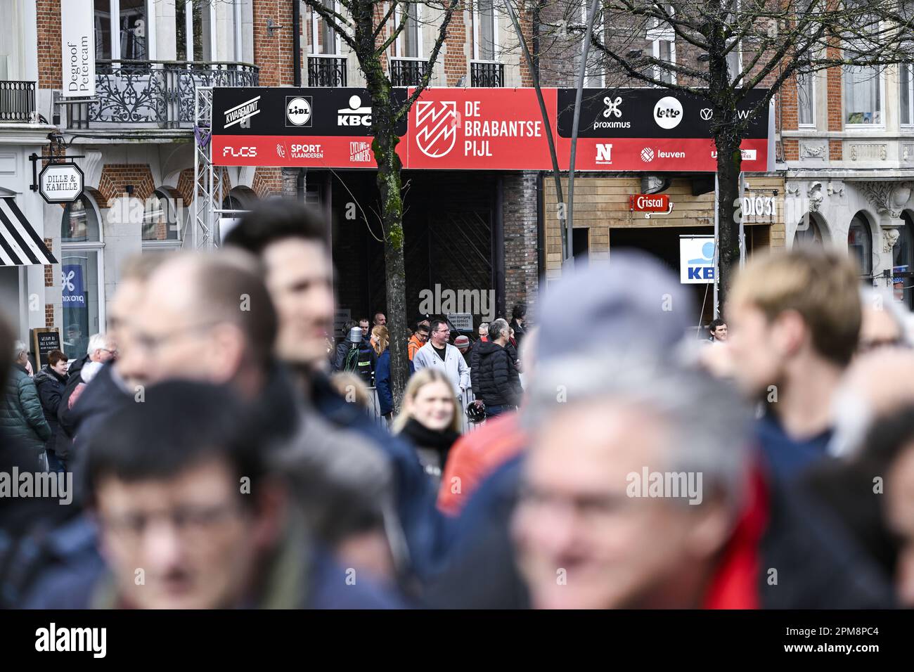 Overijse, Belgien. 12. April 2023. Die Abbildung zeigt den Beginn des eintägigen Radrennens „Brabantse Pijl“ für Männer, 205,1km km von Leuven nach Overijse am Mittwoch, den 12. April 2023. BELGA FOTO TOM GOYVAERTS Kredit: Belga News Agency/Alamy Live News Stockfoto