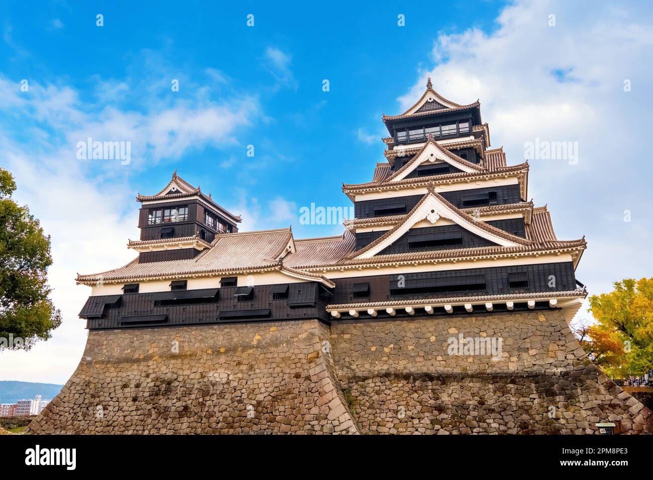 Kumamoto, Japan - Nov. 23 2022: Die Geschichte des Schlosses Kumamoto reicht bis ins Jahr 1467 zurück. Im Jahr 2006 wurde Kumamoto Castle von als eines der 100 schönen Schlösser Japans gelistet Stockfoto