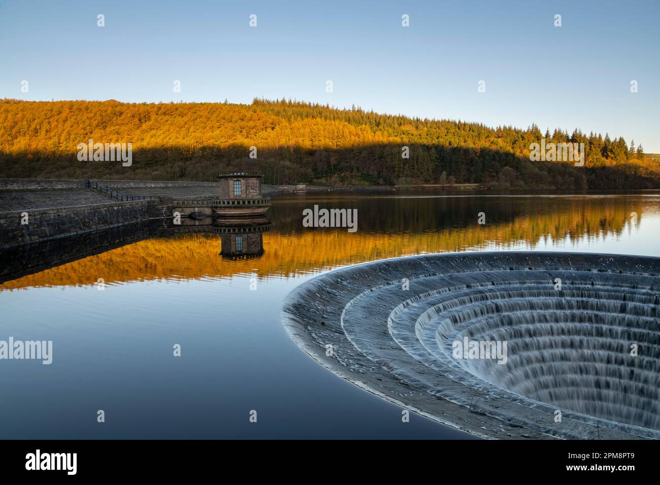 Morgengrauen an den „Plug Holes“ im Ladybower Reservoir im Nationalpark Peak District in Derbyshire, England. Stockfoto