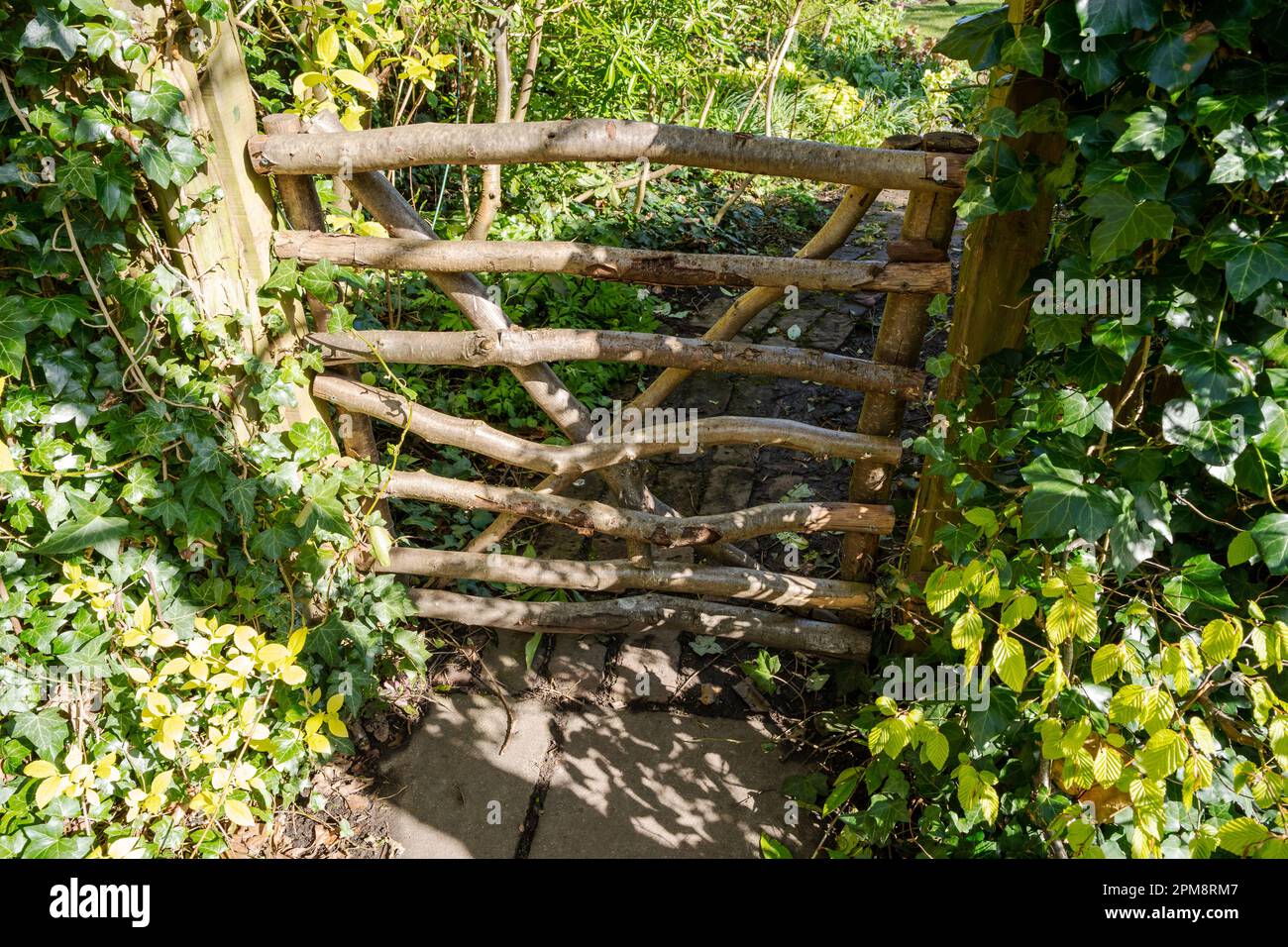 Handgefertigtes Gartentor aus natürlich geformten Zweigen. Stockfoto