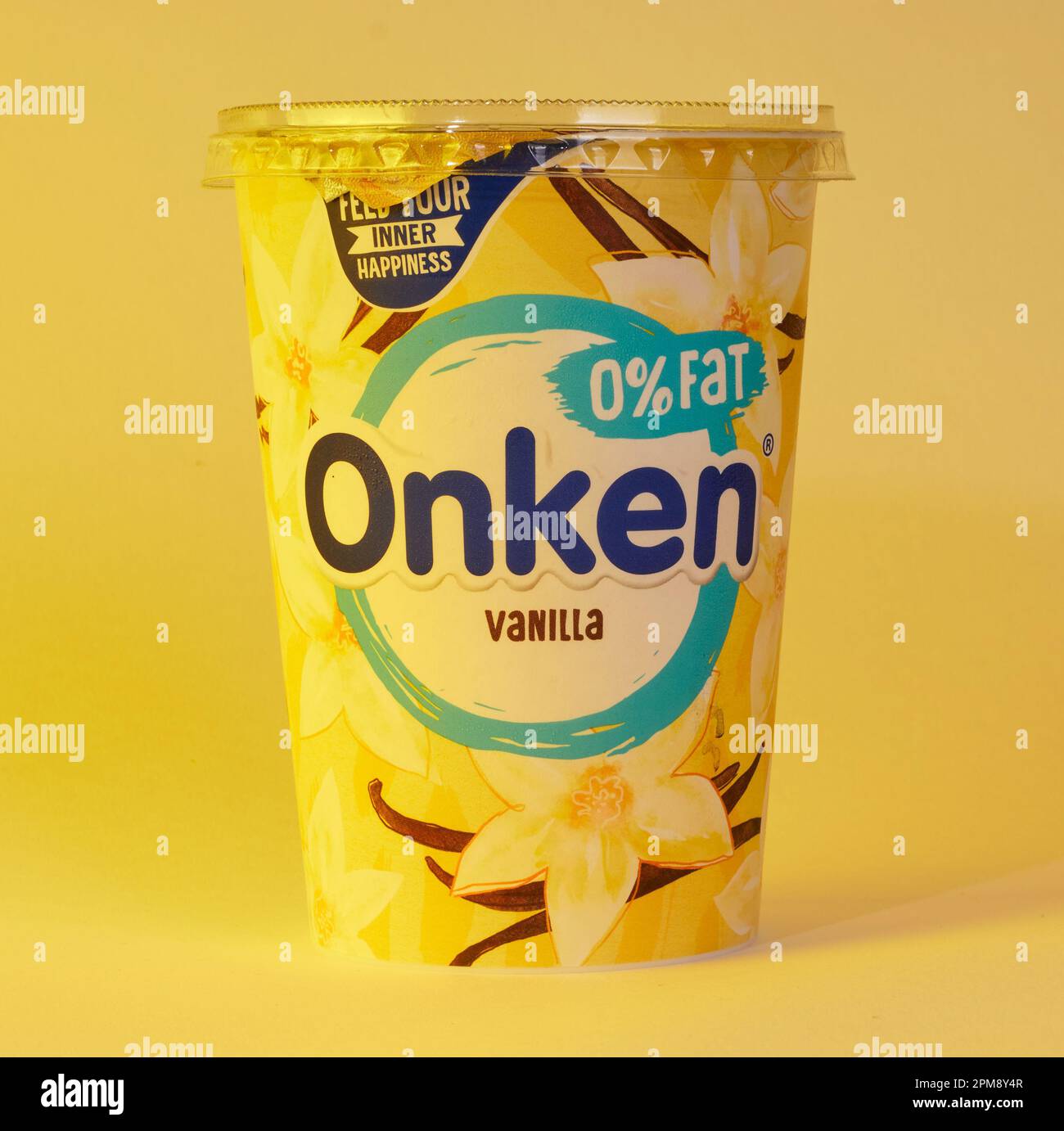 Mansfield, Nottingham, Vereinigtes Königreich: Studio-Produktabbildung von Onken-Joghurt mit Vanillegeschmack. Stockfoto