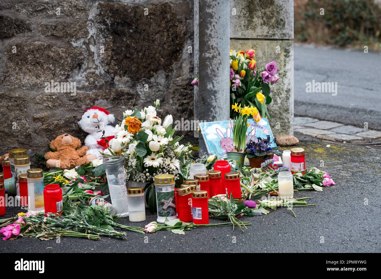 Wunsiedel, Deutschland. 12. April 2023. Blumen, kuschelige Spielzeuge und Kerzen liegen an einer Wand vor dem Kinder- und Jugendzentrum. Kredit: Daniel Vogl/dpa/Alamy Live News Stockfoto