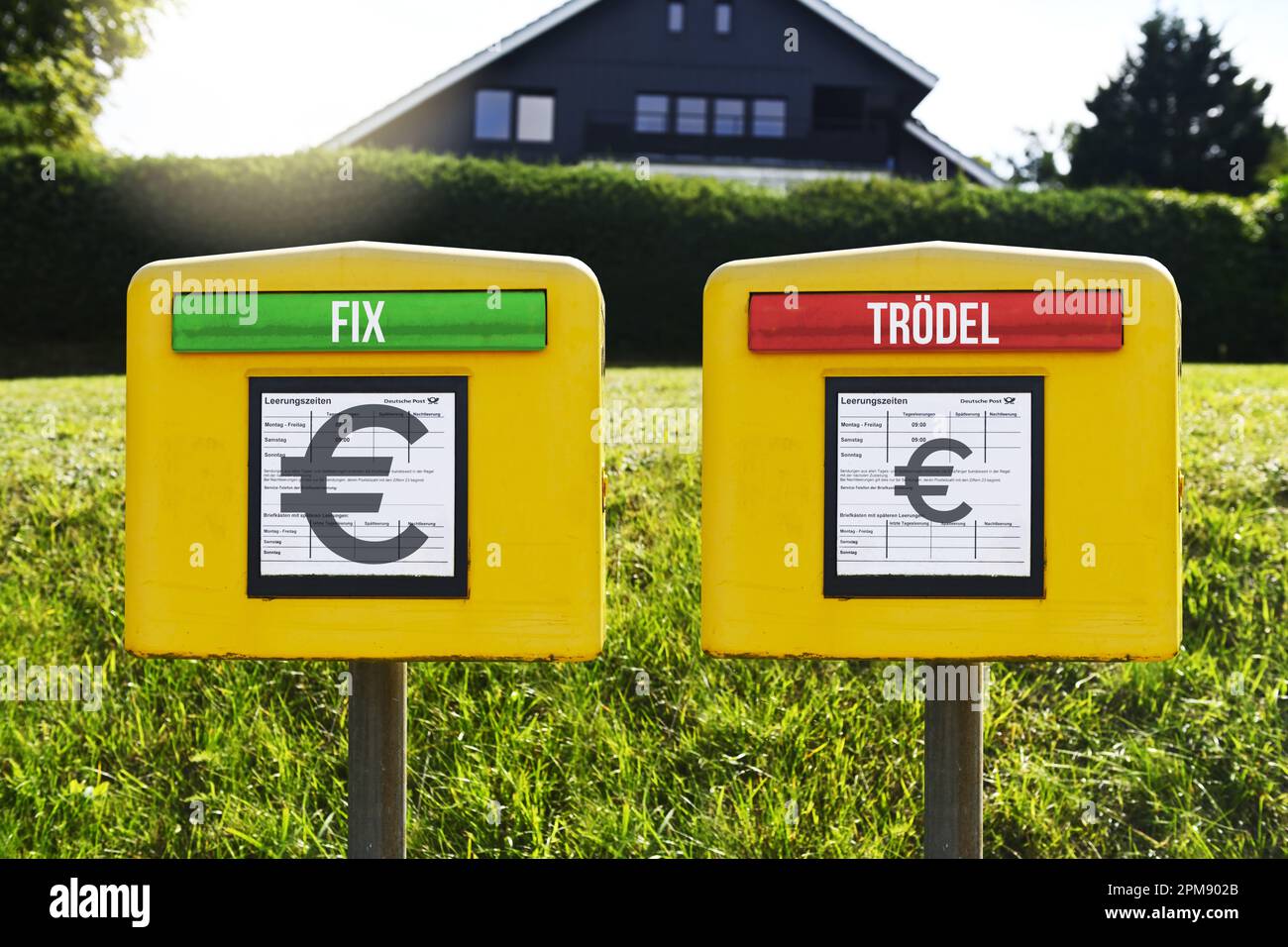 FOTOMONTAGE, zwei Briefkästen mit grüner und roter Klappe, Eurozeichen und Aufschrift fix und trödel, Symbolfoto für eine zwei-Klassen-Briefzustellung Stockfoto