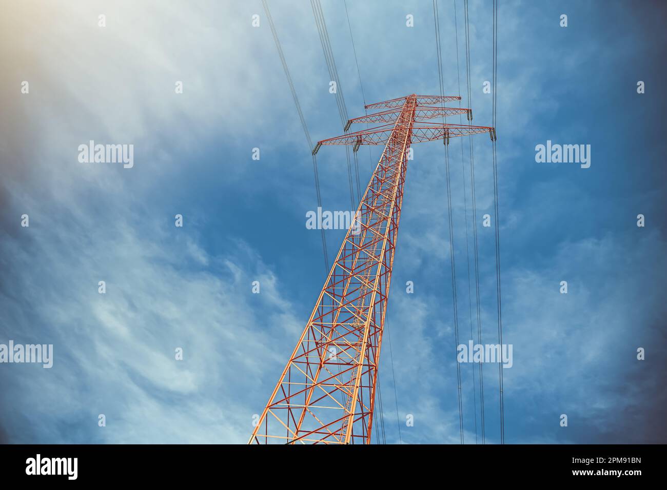 Hochspannungsmast, Symbolfoto Stromkosten und Energiekrise Stockfoto