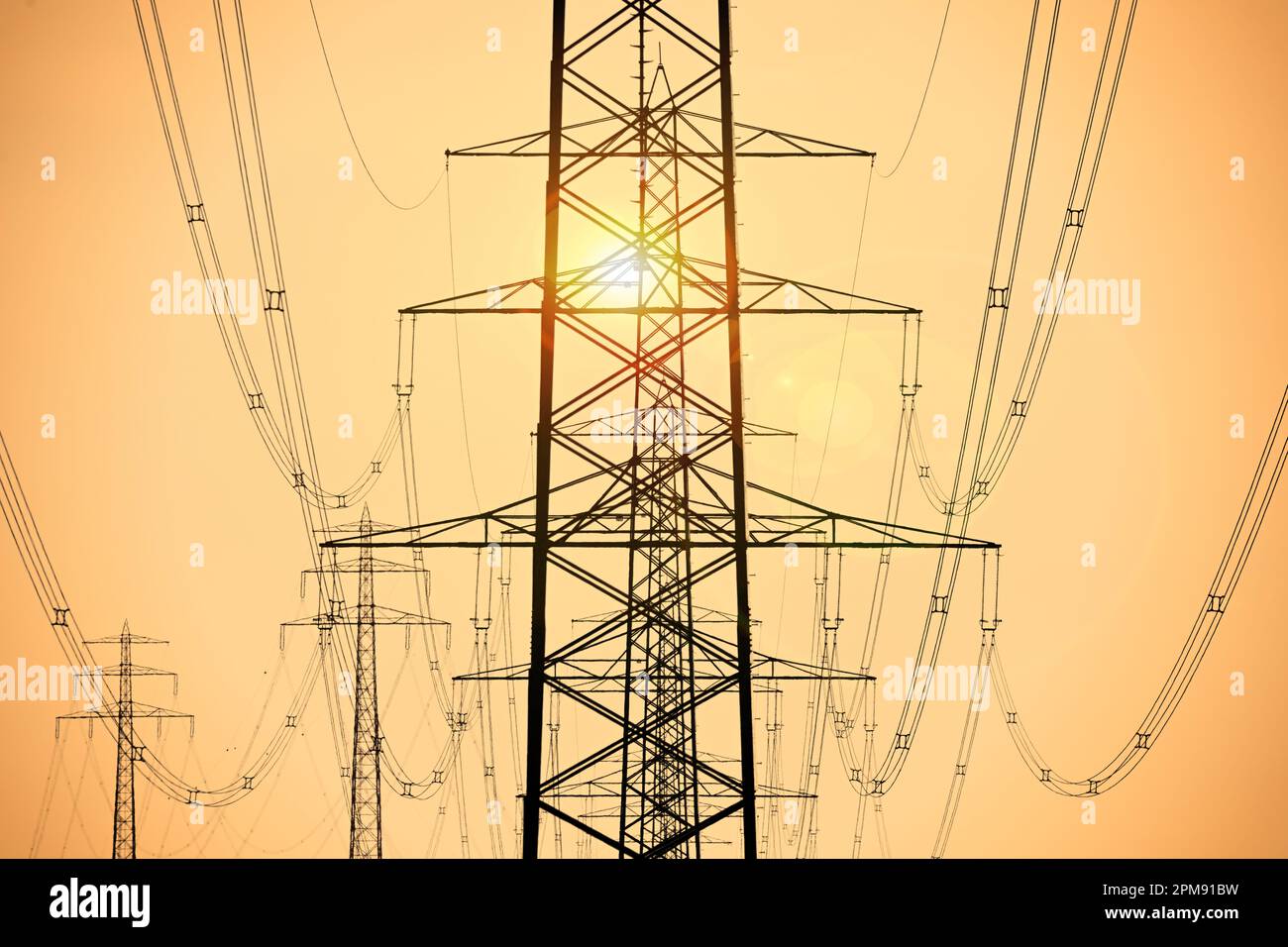 Hochspannungsmasten, Symbolfoto Stromkosten und Energiekrise Stockfoto