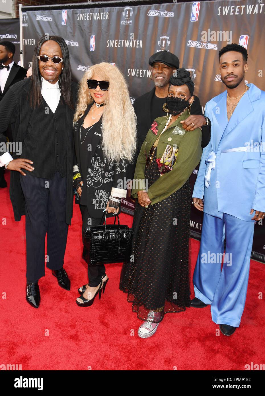 BURBANK, KALIFORNIEN - 11. APRIL: (L-R) Verdine White, Shelly Clark und ihre Familie besuchen die Los Angeles Premiere von „Sweetwater“ im Steven J. Ross Theatre Stockfoto