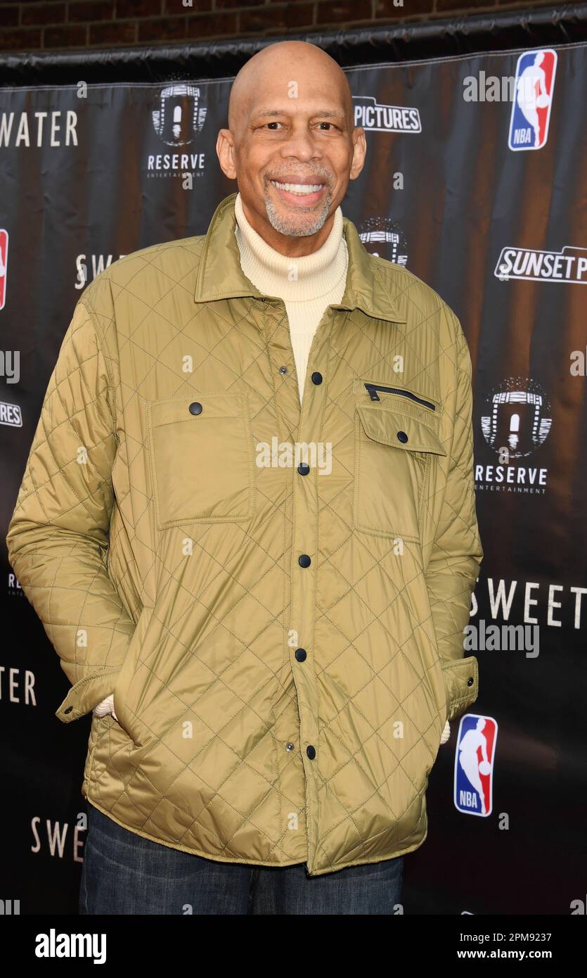 BURBANK, KALIFORNIEN - 11. APRIL: Kareem Abdul-Jabbar besucht die Los Angeles Premiere von „Sweetwater“ im Steven J. Ross Theatre auf den Warner Bros Grundstück am 11. April 2023 in Burbank, Kalifornien. Kredit: Jeffrey Mayer/JTMPhotos/MediaPunch Stockfoto