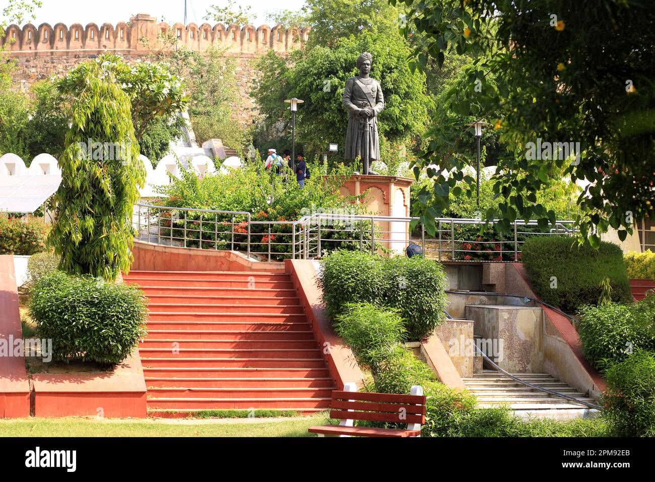 Chennai, Tamil Nadu, Indien 11. April 2023: Grünes Gras und Bäume im öffentlichen Park, Indien, Delhi Stockfoto