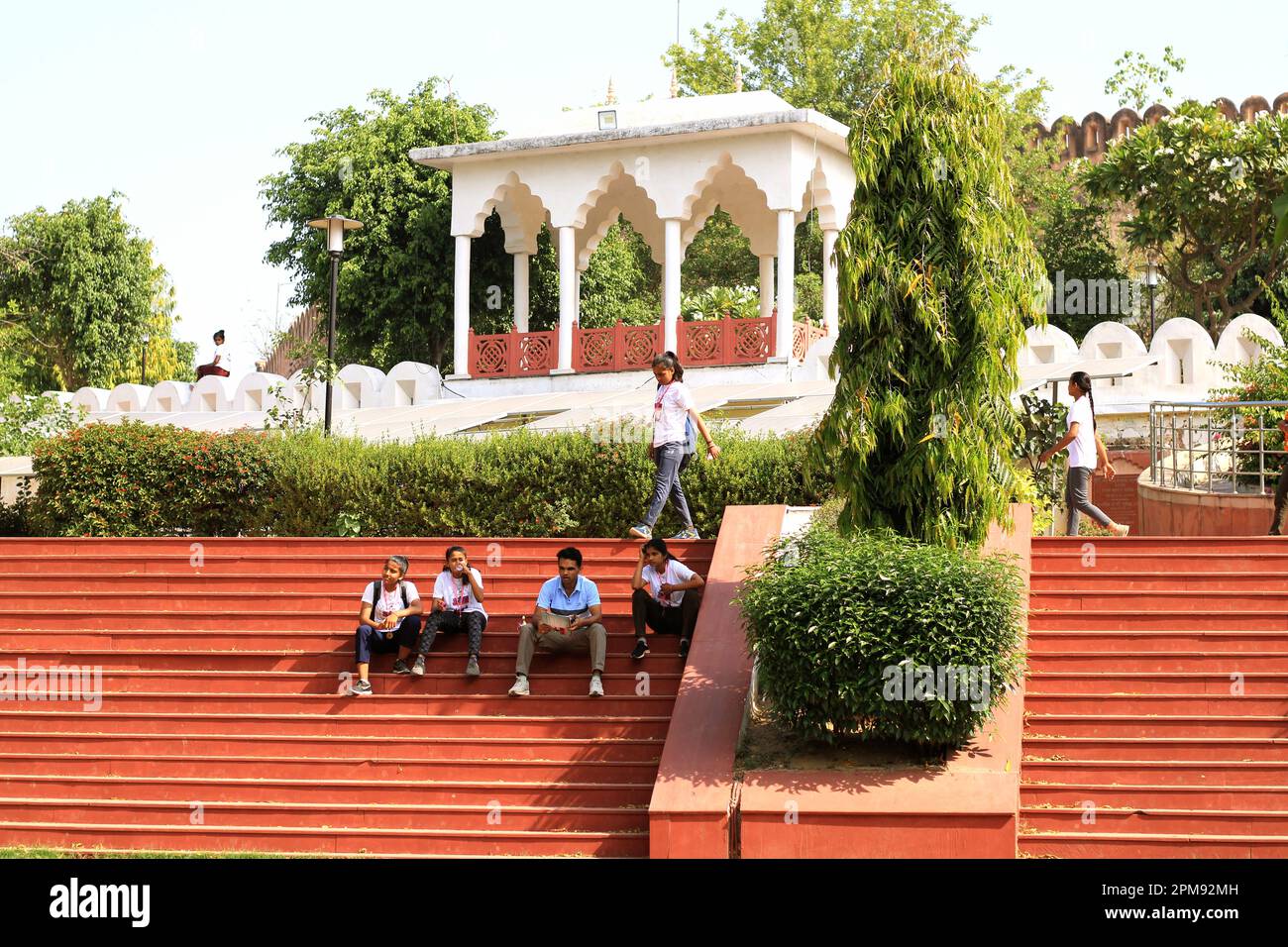 Chennai, Tamil Nadu, Indien 11. April 2023: Grünes Gras und Bäume im öffentlichen Park, Indien, Delhi Stockfoto