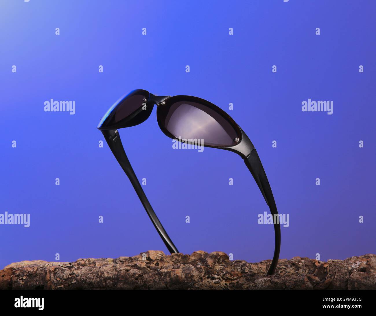 Eine coole polarisierte Sonnenbrille mit einem hübschen Farbverlauf auf den Gläsern. Stockfoto