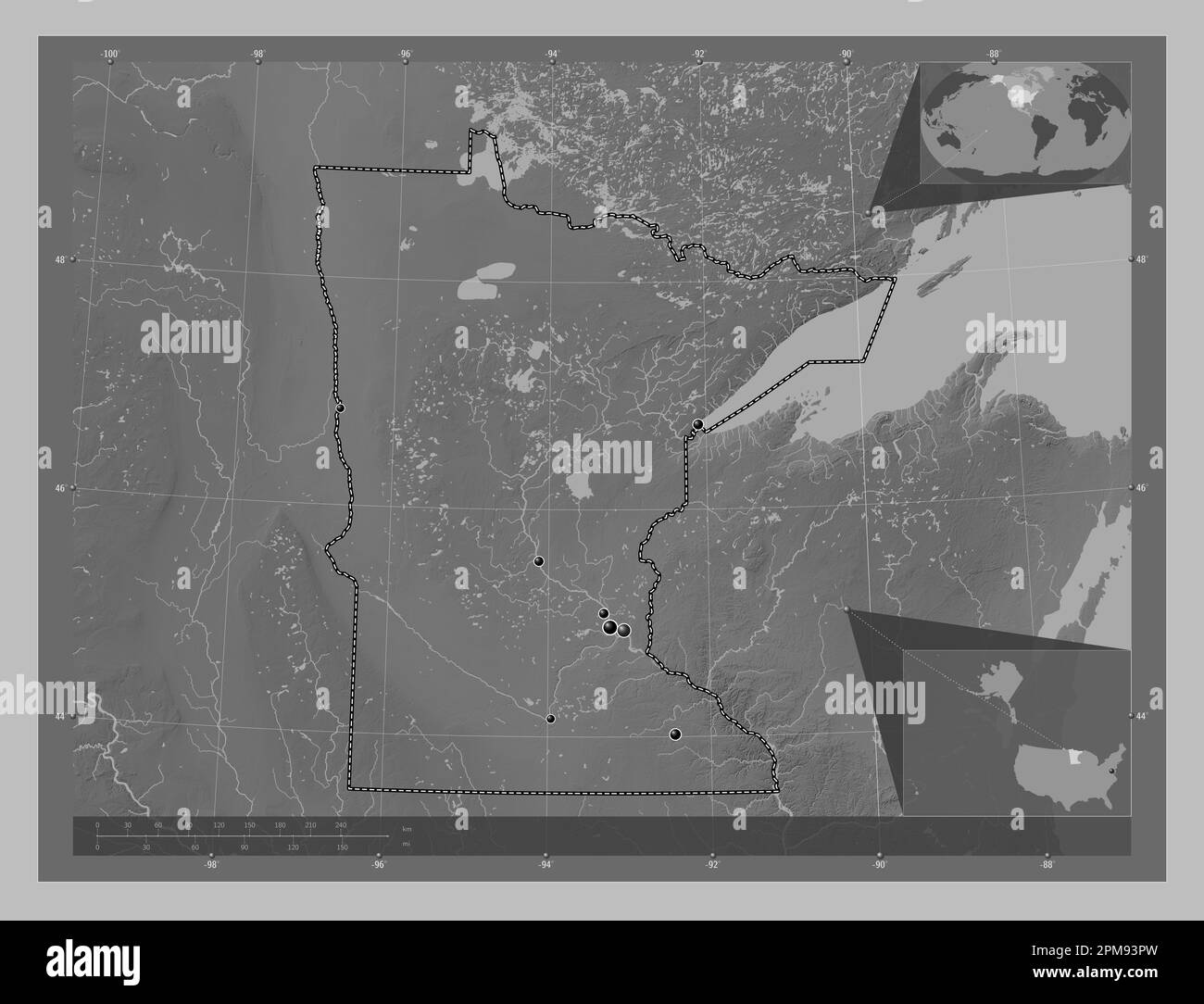 Minnesota, Bundesstaat der Vereinigten Staaten von Amerika. Grauskala-Höhenkarte mit Seen und Flüssen. Standorte der wichtigsten Städte der Region. Ecken-Zusatzgerät Stockfoto