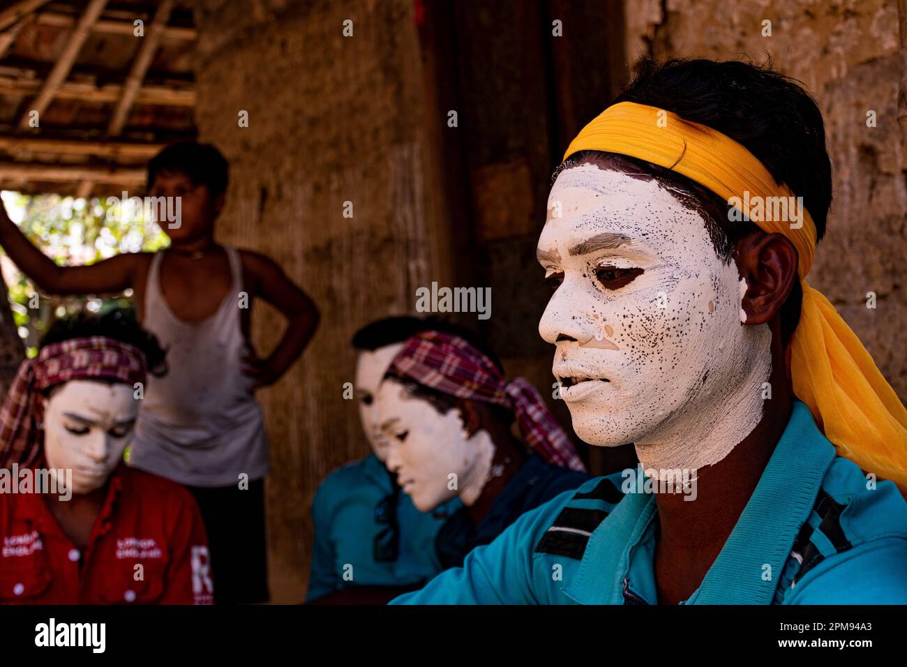 Burdwan, Indien. 11. April 2023. In der letzten Woche des letzten Monats des bengalischen Kalenders wurde das Gajon Festival in verschiedenen ländlichen Gebieten Westbengals gefeiert. An einigen Stellen ist das Gesichtsmalen eines der bedeutendsten. Abgesehen davon vor „Nil PUA“ (Lord Shiva Puja) praktizieren mehrere Sanyasis Kulturen wie Fasten, Tanzen mit dem menschlichen Schädel (manchmal verdorbener menschlicher Kopf). (Foto: Swattik Jana/Pacific Press) Kredit: Pacific Press Media Production Corp./Alamy Live News Stockfoto