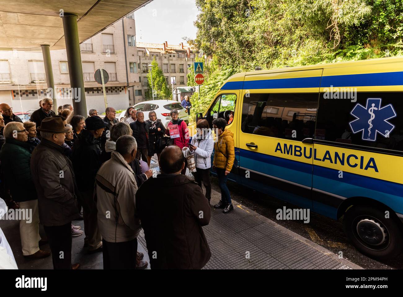 Cangas, Popntevedra, Spanien. 12. April 2023. Demonstration organisiert von SOS Sanidade Publica vor dem Gesundheitszentrum in Cangas, wo die Demonstranten das Manifest lesen und am 26. April 2023 eine neue regionale Demonstration in Galicien ankündigen. Kredit: Xan Gasalla / Alamy Live News Stockfoto