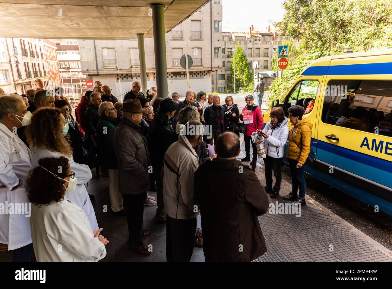 Cangas, Popntevedra, Spanien. 12. April 2023. Demonstration organisiert von SOS Sanidade Publica vor dem Gesundheitszentrum in Cangas, wo die Demonstranten das Manifest lesen und am 26. April 2023 eine neue regionale Demonstration in Galicien ankündigen. Kredit: Xan Gasalla / Alamy Live News Stockfoto