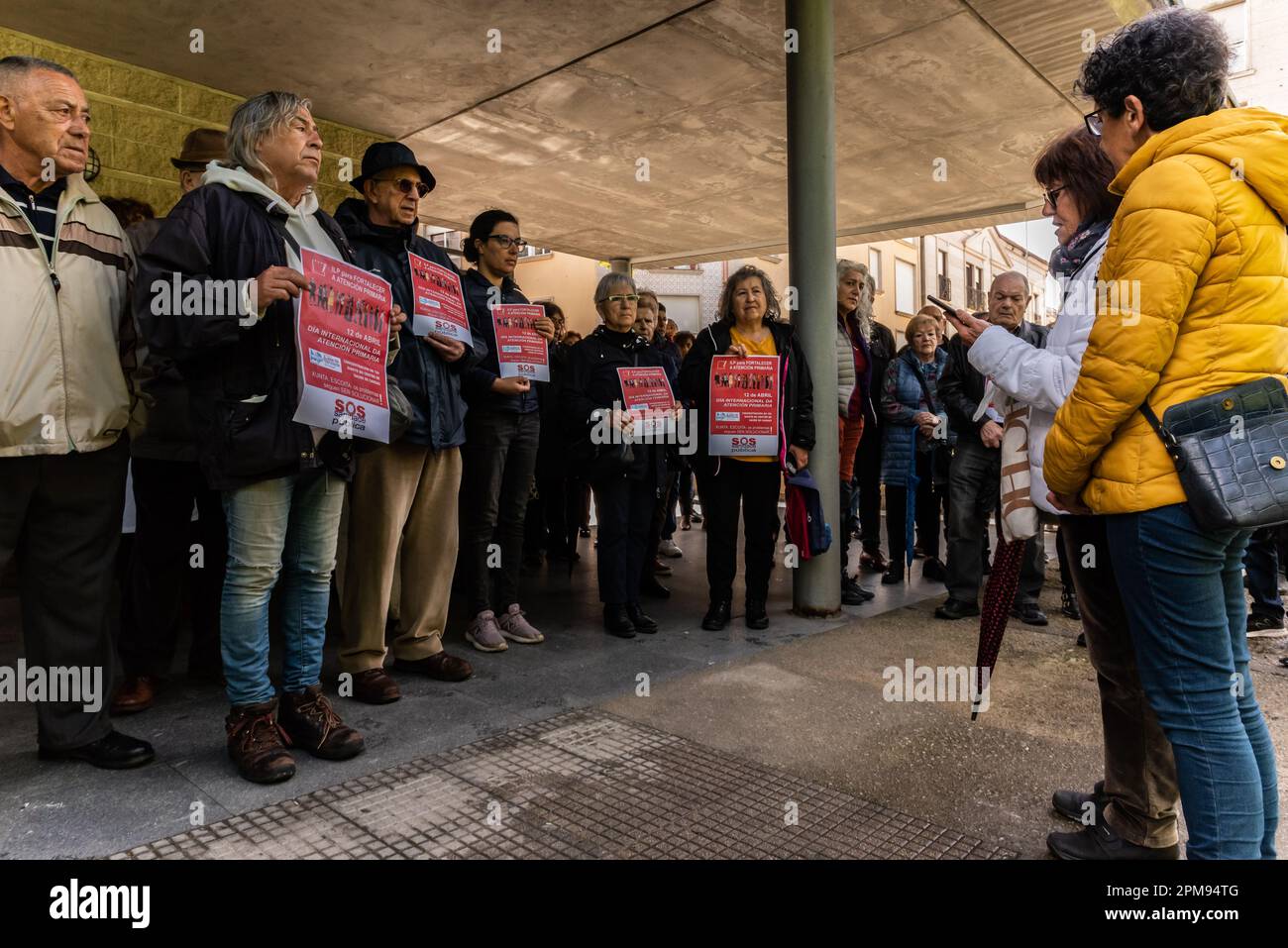 Cangas, Popntevedra, Spanien. 12. April 2023. Demonstration organisiert von SOS Sanidade Publica vor dem Gesundheitszentrum in Cangas, wo die Demonstranten das Manifest lesen und am 26. April 2023 eine neue regionale Demonstration in Galicien ankündigen. Kredit: Xan Gasalla / Alamy Live News Stockfoto