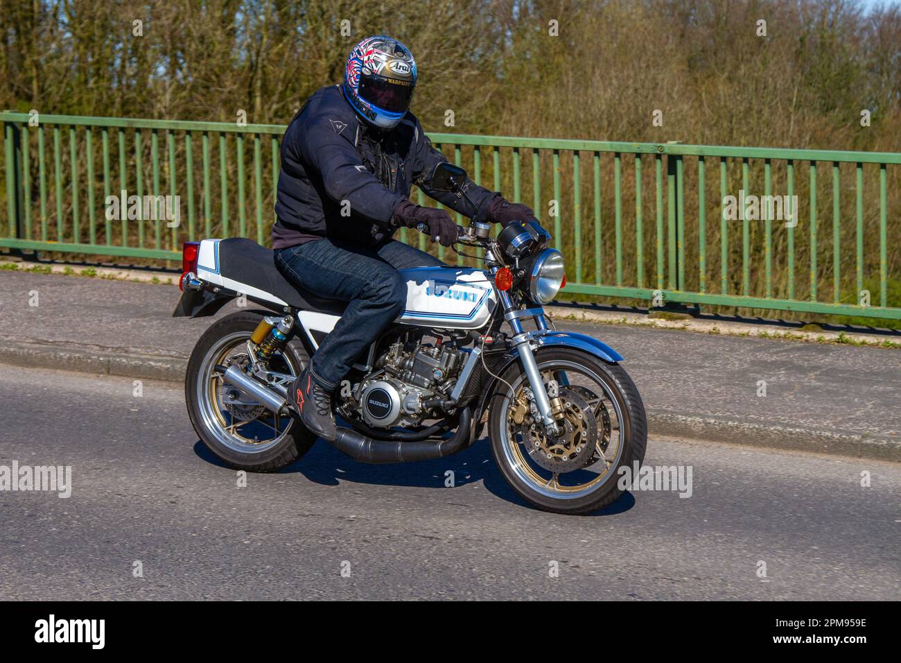 1978 70s Seventies Suzuki T20 White Motorcycle Benzinmotor 247 cm3; Überquerung der Autobahnbrücke im Großraum Manchester, Großbritannien Stockfoto