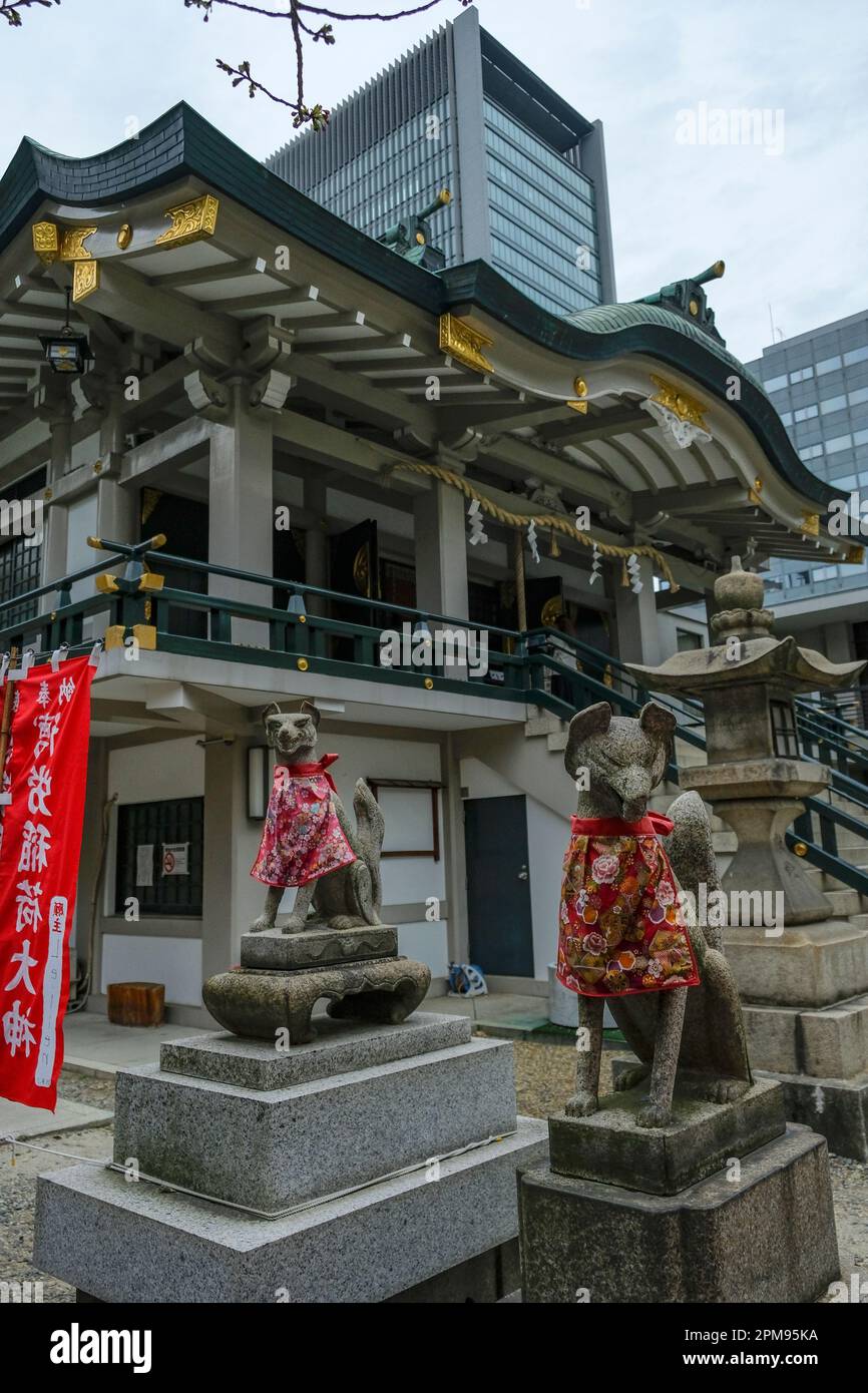 Osaka, Japan - 21. März 2023: Namba-Schrein ist ein Shinto-Schrein im Dotonbori-Viertel Osaka, Japan. Stockfoto