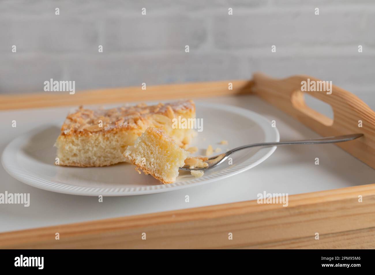 Butterkuchen mit Mandeln und Zuckerfüllung. Traditioneller deutscher Hefekuchen auf einem Teller Stockfoto