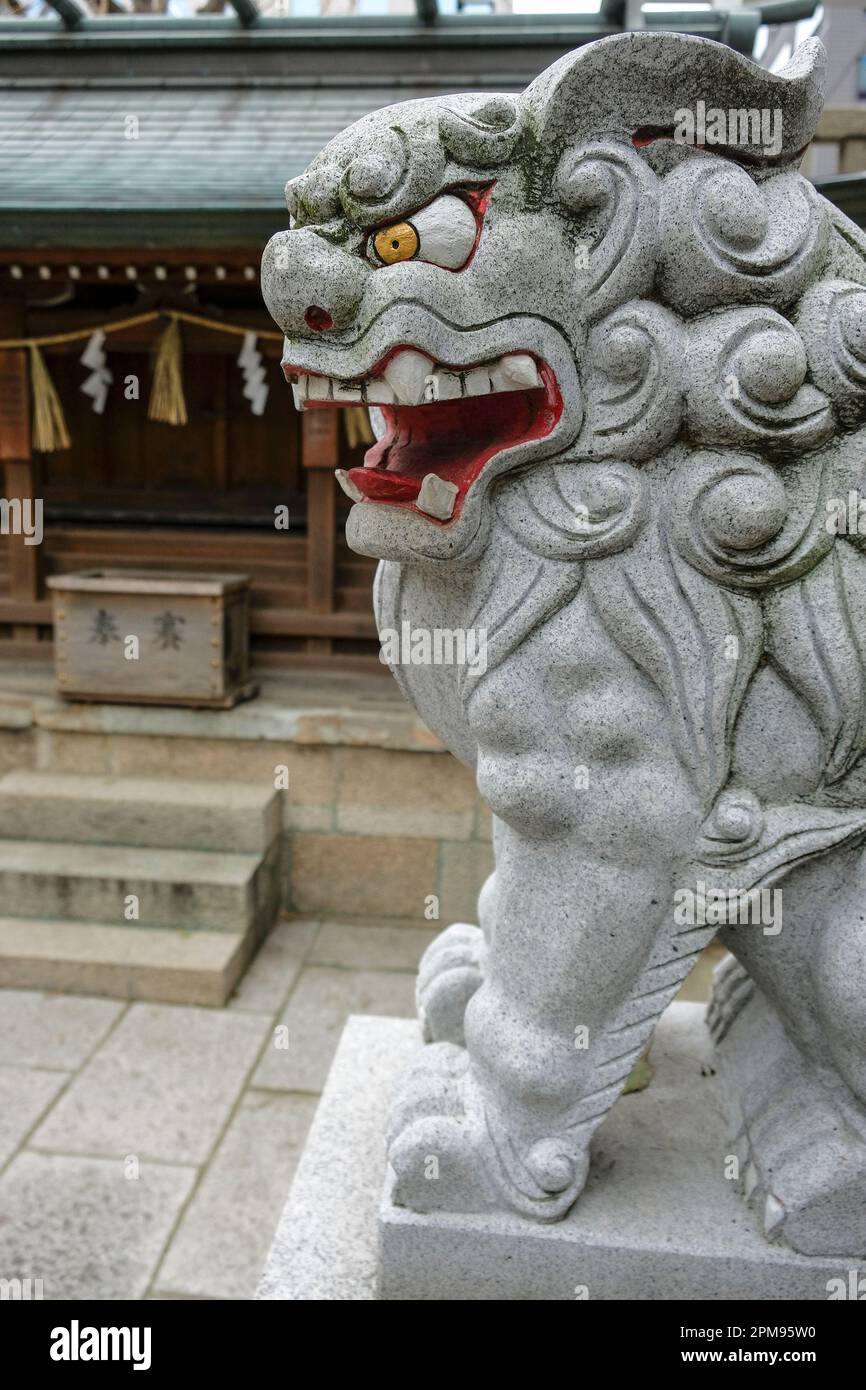 Osaka, Japan - 21. März 2023: Namba-Schrein ist ein Shinto-Schrein im Dotonbori-Viertel Osaka, Japan. Stockfoto