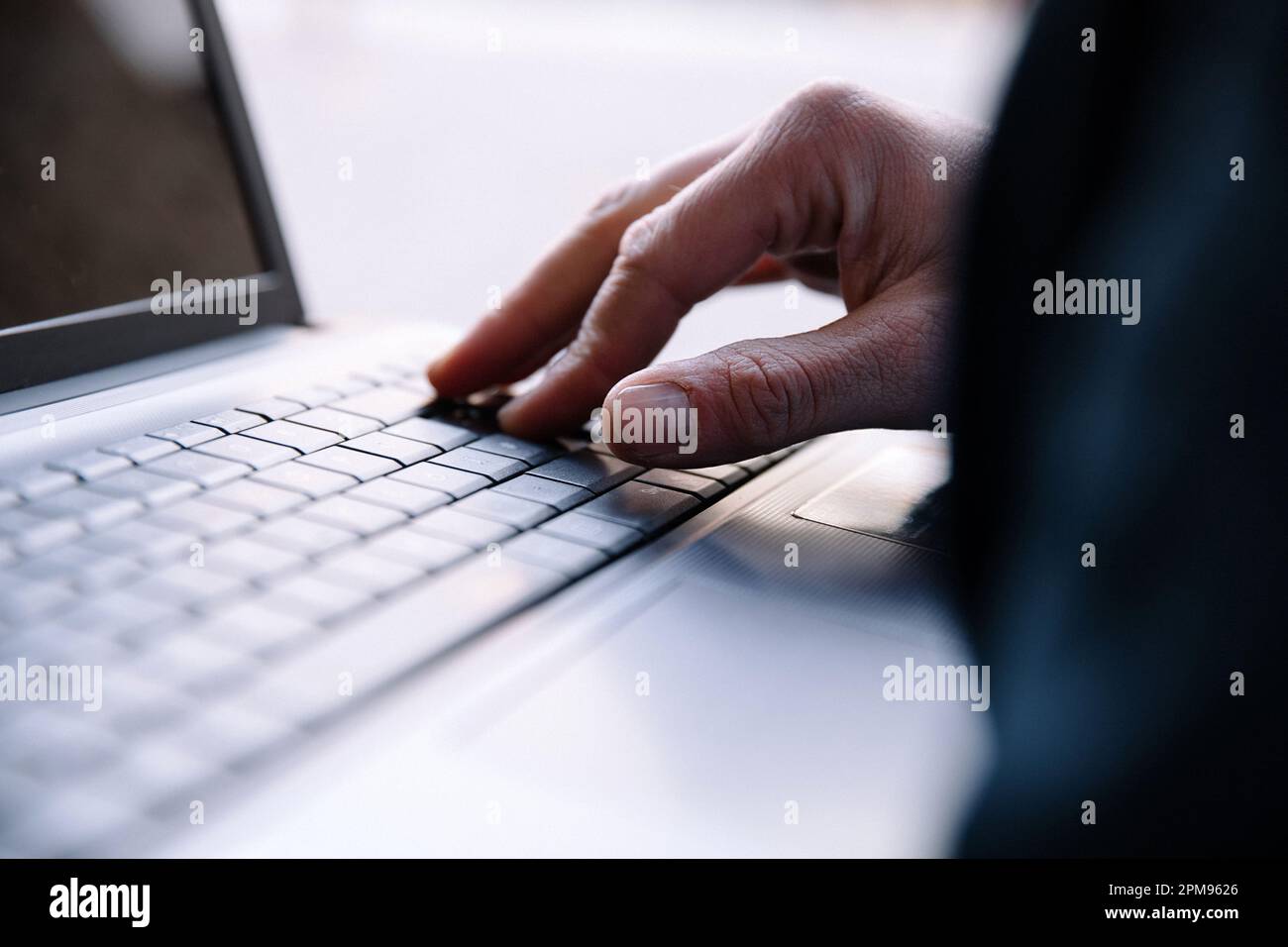 Herrenhand, die auf einer Laptop-Tastatur tippt. Selektiver Fokus Stockfoto