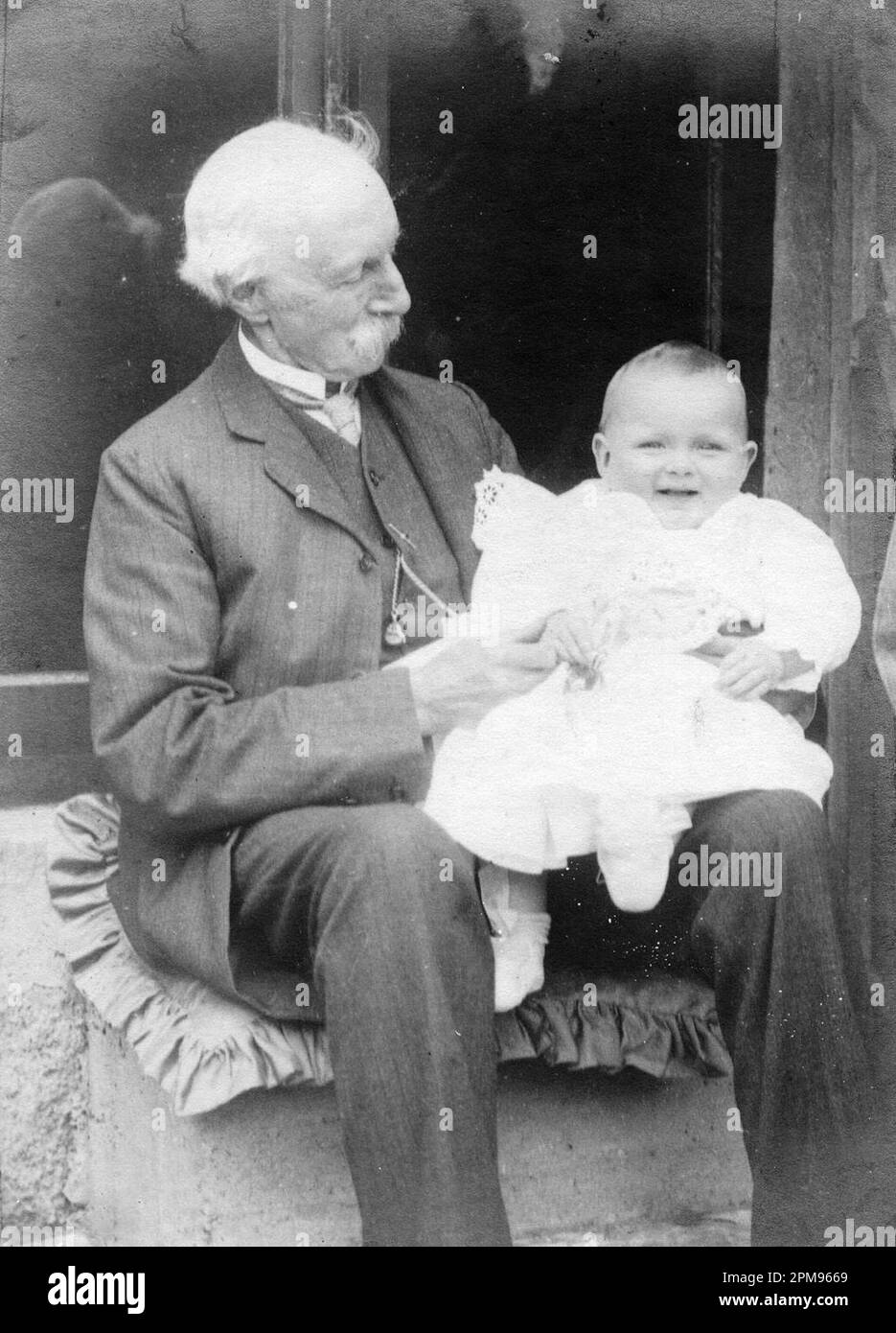 George Vaughan Hart mit seiner ersten Enkelin Mary, 1908 Stockfoto