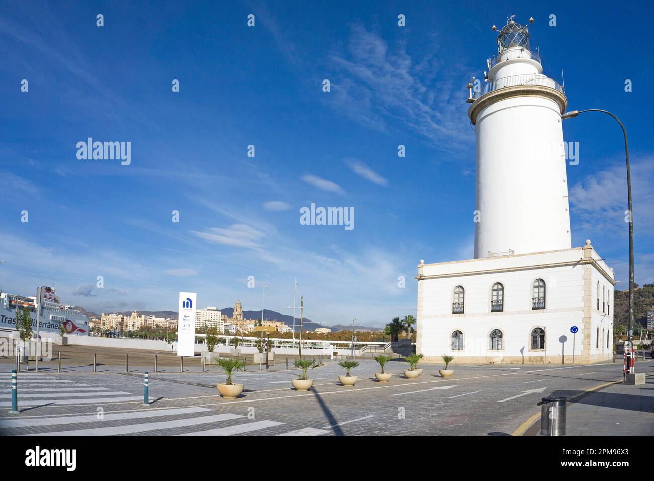 La Farola de Malaga, Leuchtturm am Eingang des Hafens von Malaga, Malaga, Andalusien, Costa del Sol, Spanien, Europa Stockfoto