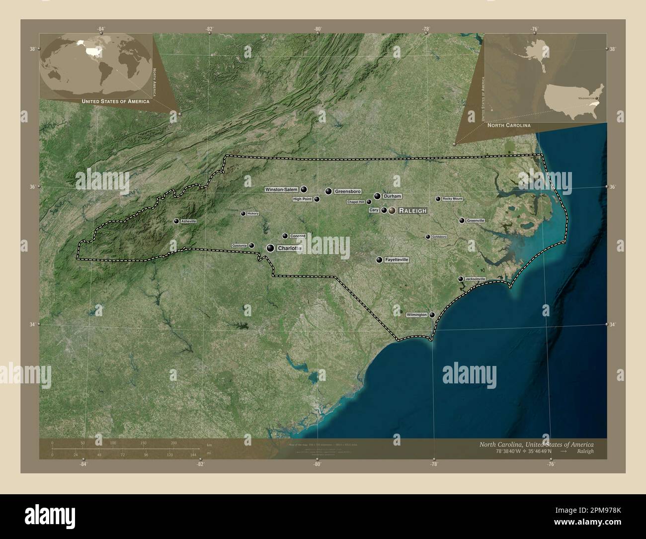 North Carolina, Bundesstaat der Vereinigten Staaten von Amerika. Hochauflösende Satellitenkarte. Standorte und Namen der wichtigsten Städte der Region. Ecken-Zusatzgerät Stockfoto