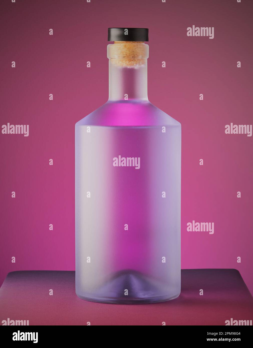 Kühle, klare Gin-Flasche ohne Markenkennzeichnung auf violettem Hintergrund mit Farbverlauf. Stockfoto