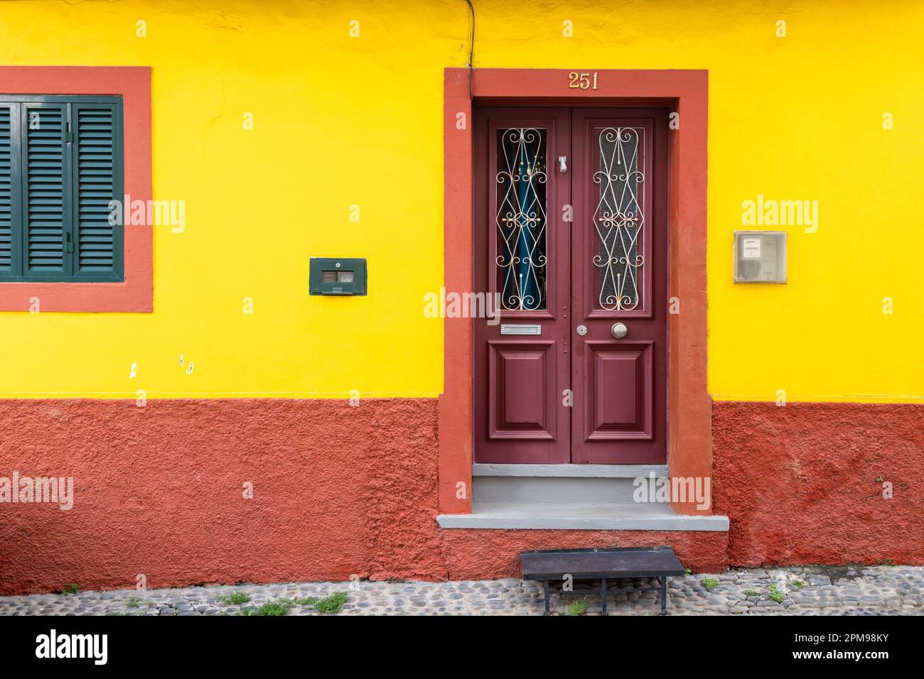Hell bemalte Wand und alte Tür, Funchal, Madeira Stockfoto