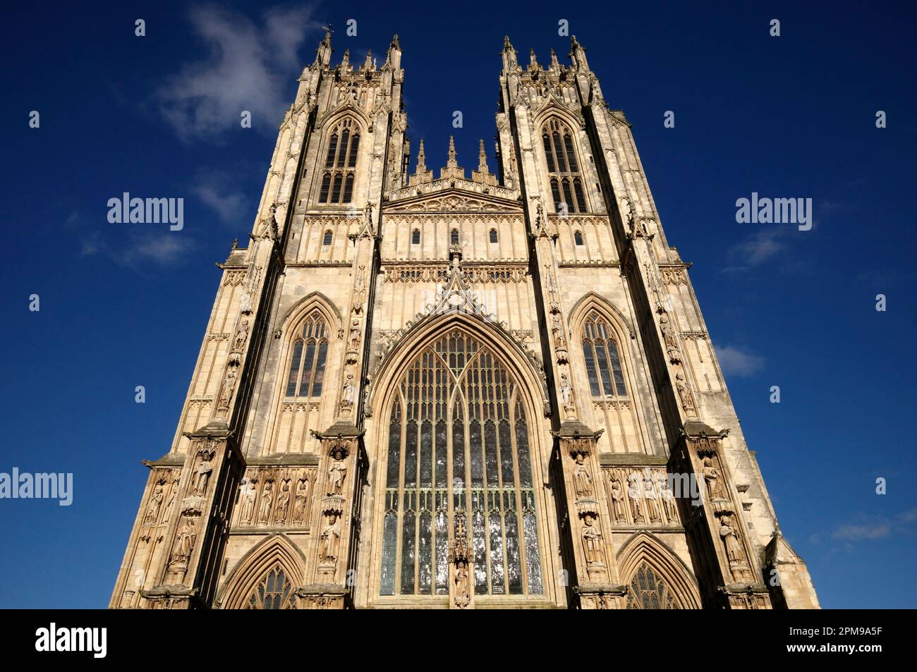 Beverley Minster, Gemeindekirche in East Riddings, Yorkshire. Senkrechte Türme am Westende (Weitwinkelansicht) Stockfoto