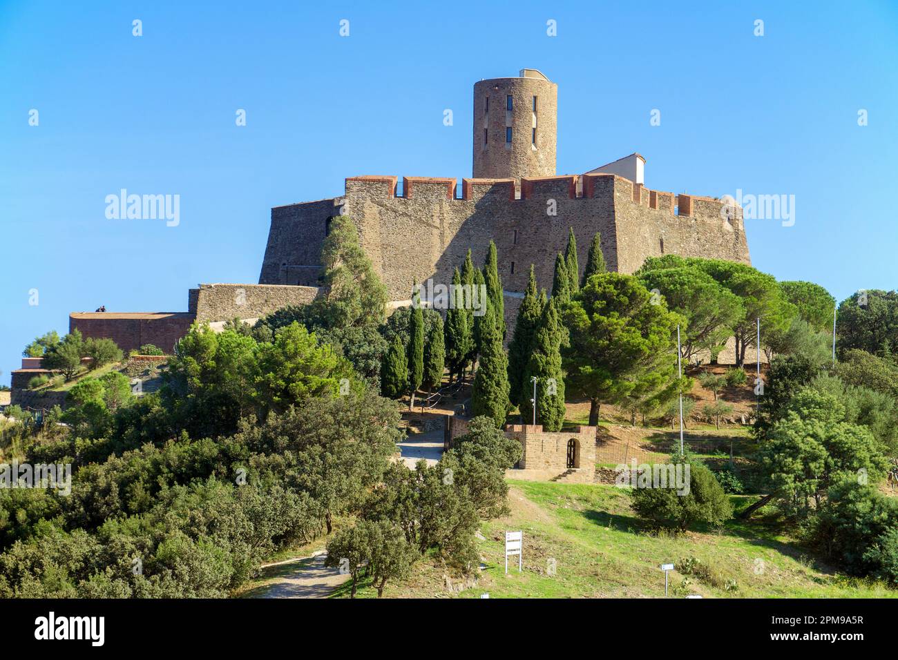 Die alte mittelalterliche Festung Saint-Elme auf einem Hügel zwischen Collioure und Port Vendres, Pyrénées-Orientales, Languedoc-Roussillon, Südfrankreich, Frankreich, Eu Stockfoto